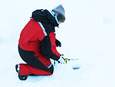 Vous conduisez vers un lac où le guide vous enseignera les techniques de la pêche sur glace