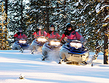 Les motoneiges vous attendront à l'extérieur pour votre première aventure autour des bois