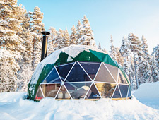 Cette tente luxueuse dispose d'une cheminée et d'un lit chaud et confortable dans lequel vous pourrez observer le ciel nocturne et, avec un peu de chance, les aurores boréales