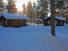 Les chalets de Jeris et Torassieppi se situent aux bords d’un lac, loin de la lumière artificielle, idéal pour voir les aurores boréales