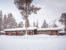 Après vous êtes emmenés à un chalet sauvage où vous faites connaissance à la nature de Laponie calme et silencieuse