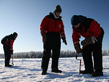 Aventurez-vous à la pêche traditionnelle sur la glace et dégustez vos prises, grillées au feu de bois