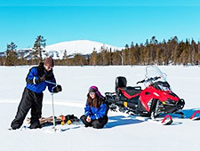 Nous nous rendons sur un lac gelé, pour la pêche sur glace