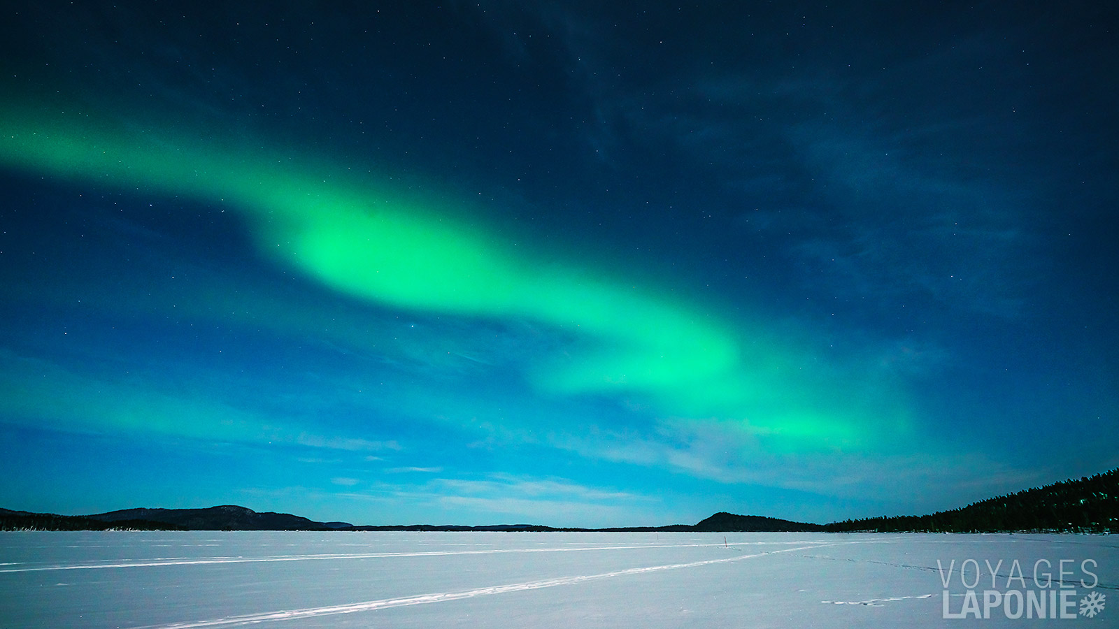 Sous les aurores boréales du lac Inari