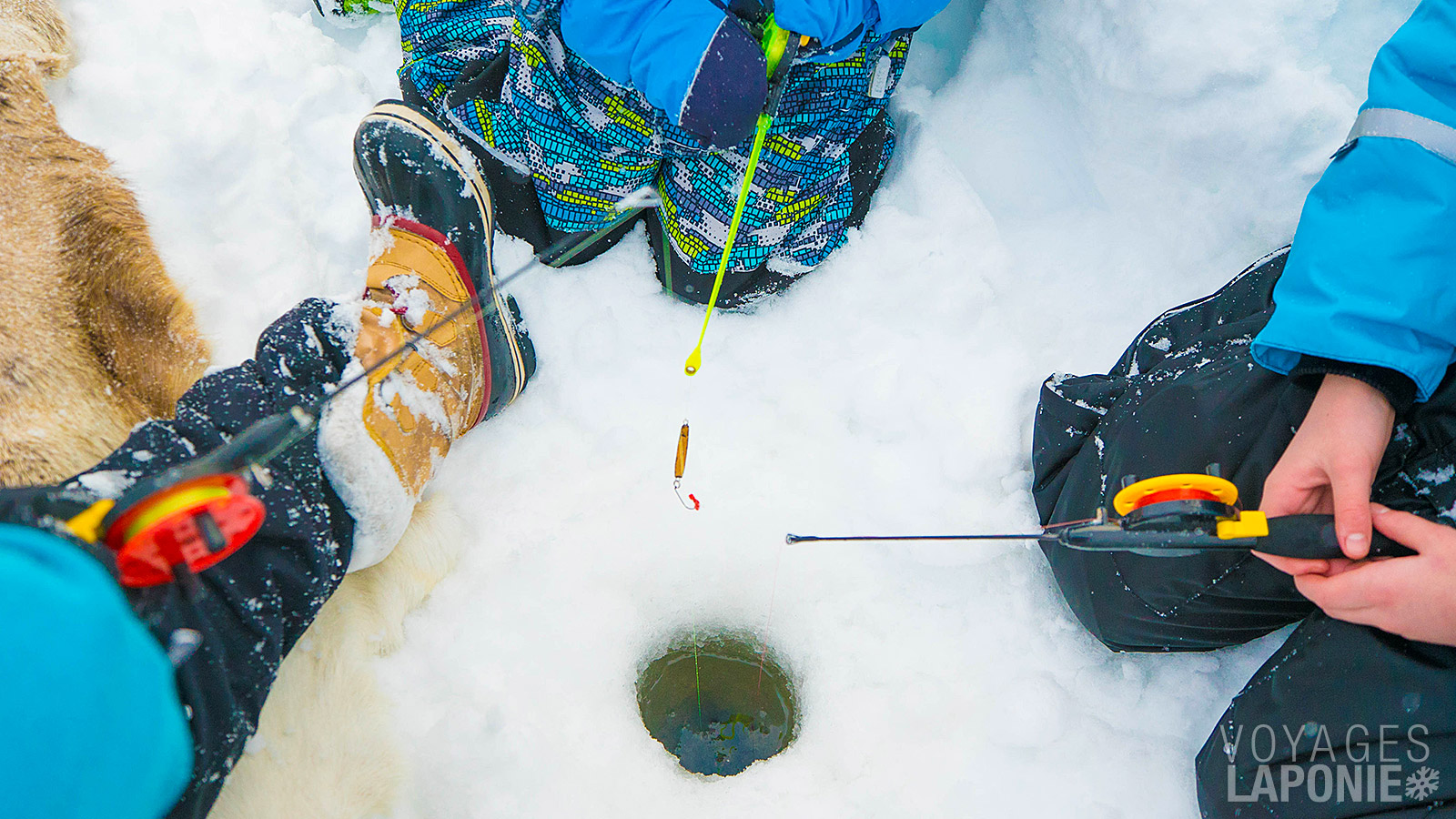 Vivez une expérience authentique en pratiquant la pêche sur glace, l’une des traditions les plus emblématiques de la Laponie