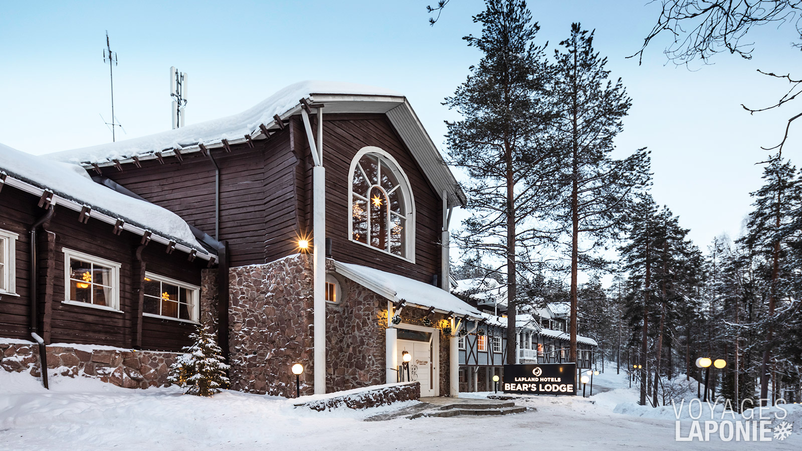 Vous pouvez choisir une chambre d’hôtel dans le bâtiment central ou opter pour un chalet avec cheminée et sauna