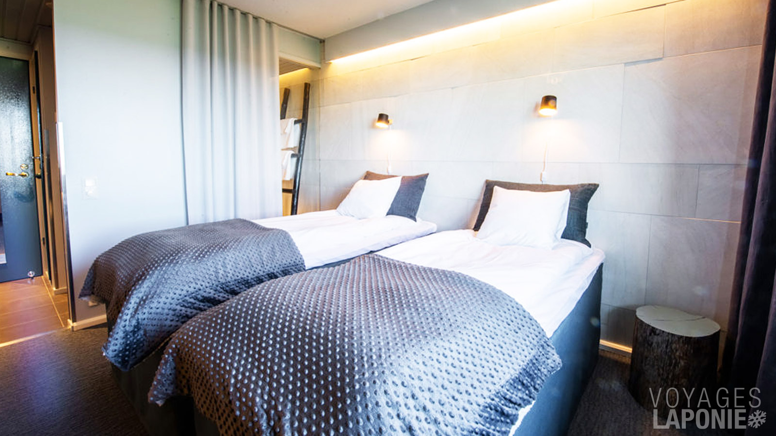 Les chambres d’hôtel confortables offrent une vue imprenable sur les collines enneigées
