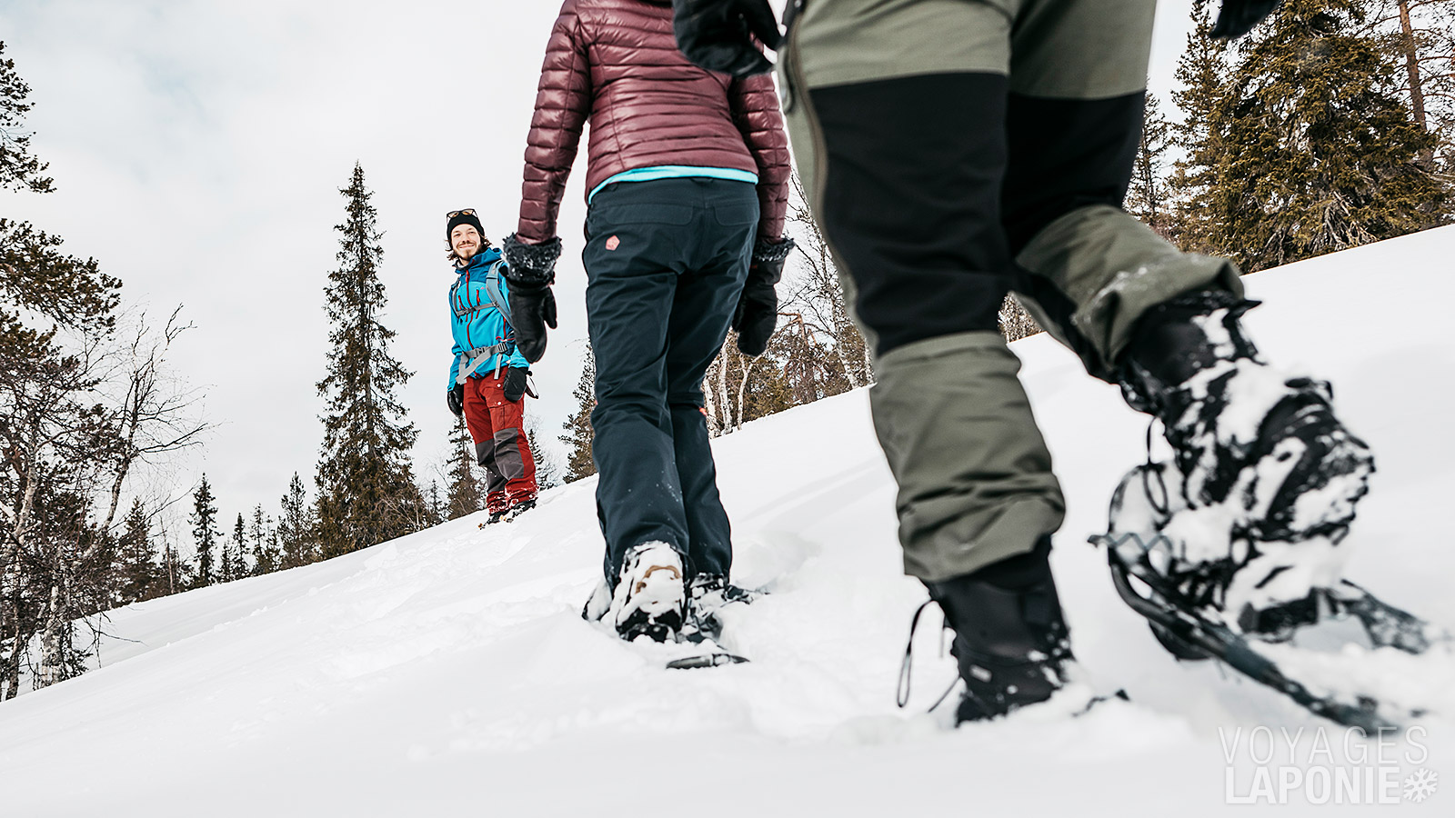 Avec des raquettes, vous partez explorer les environs du Bear’s Lodge