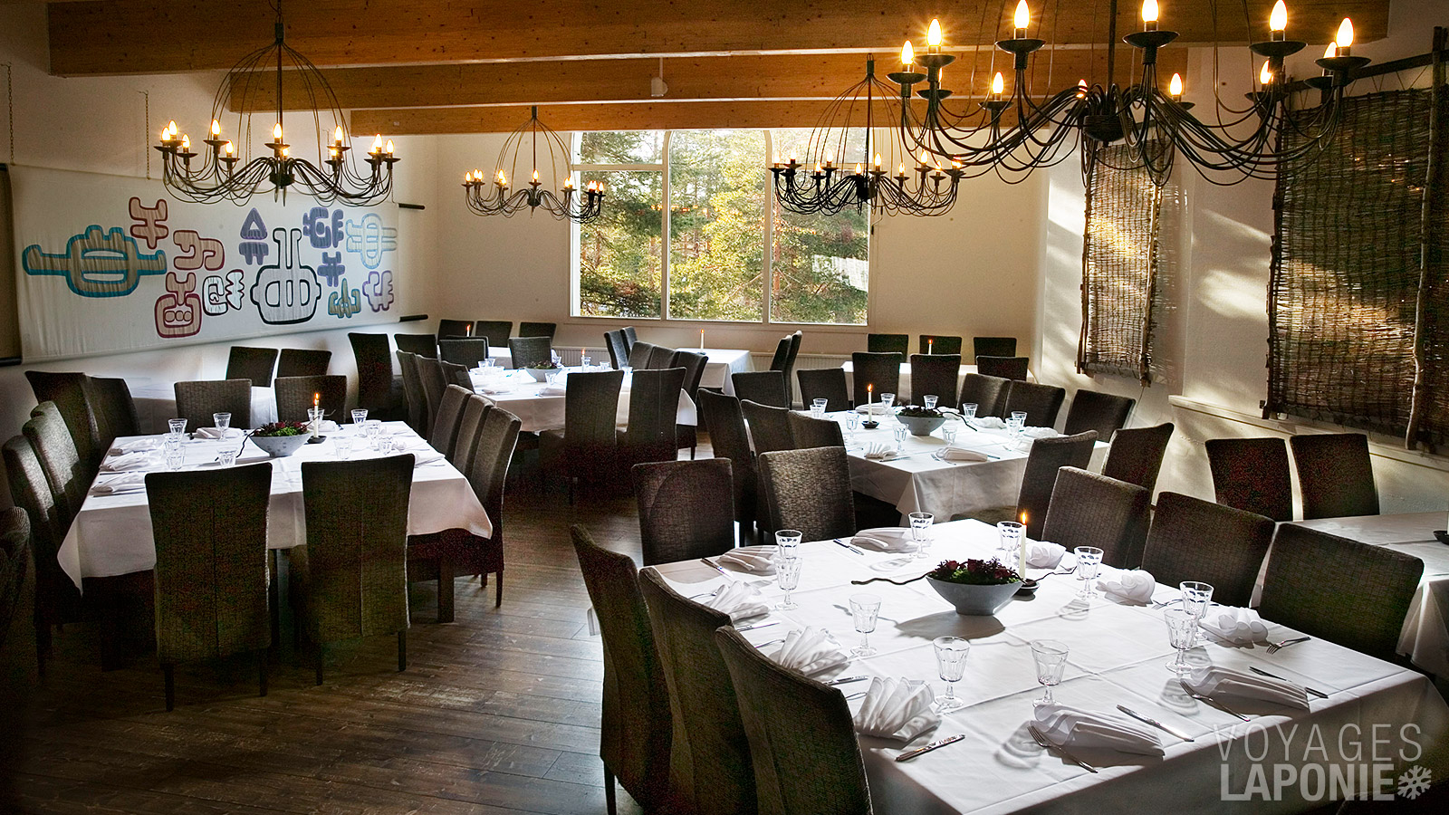 L’hôtel dispose d’un restaurant de style cabane en rondins ainsi que d’un restaurant à la carte