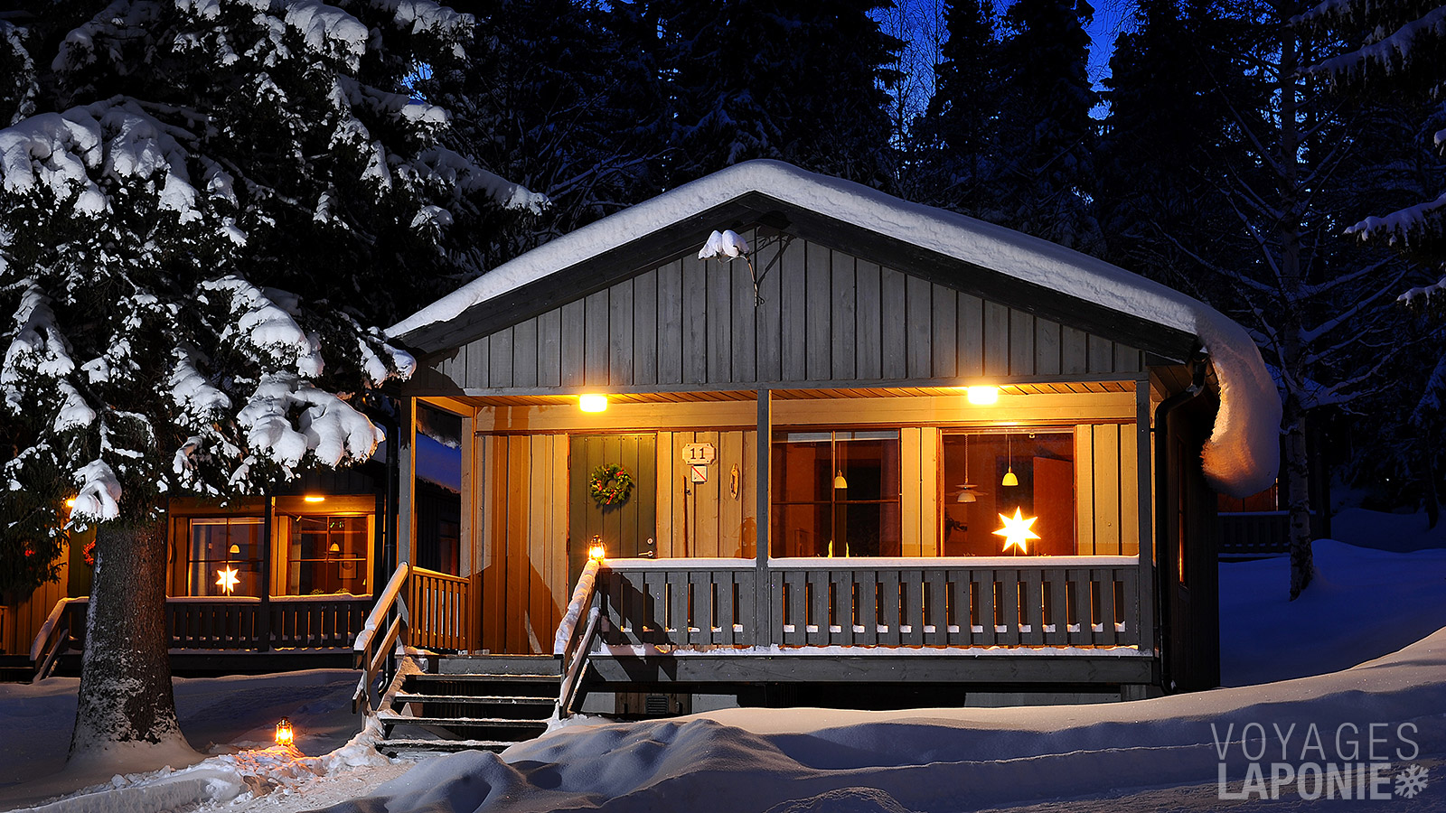 Chaque chalet comprend un salon, une cuisine bien équipée, une salle de bains avec douche et 2 chambres avec des lits séparés