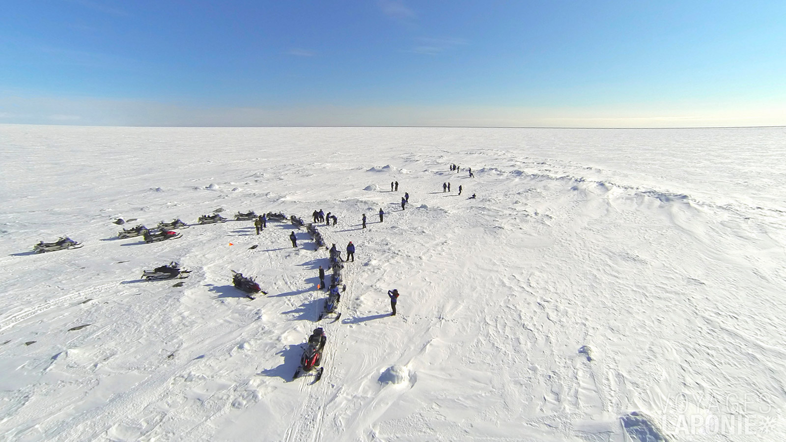 Même pour ceux qui ont déjà roulé en motoneige à travers des forêts enneigées et sur des lacs gelés, cette excursion est un véritable incontournable