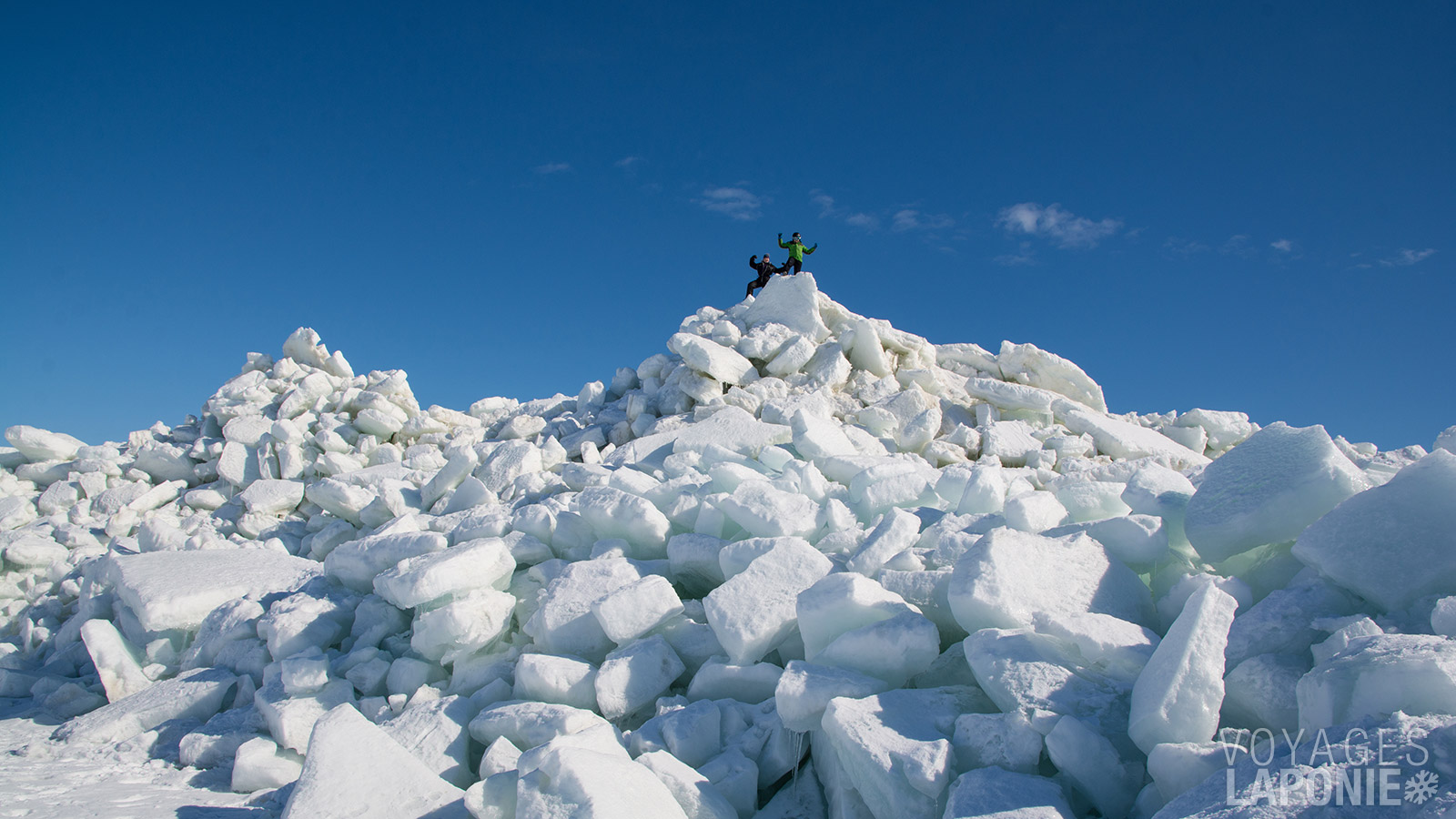 Selon les conditions météorologiques et de glace, la glace de mer peut s’accumuler en une muraille de glace de plusieurs mètres de hauteur