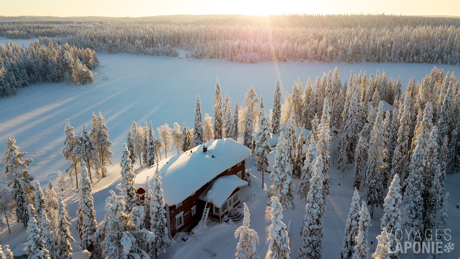 Situé sur les rives du magnifique lac Rukajärvi, l’Iisakki Village offre un environnement paisible au cœur de la nature lapone