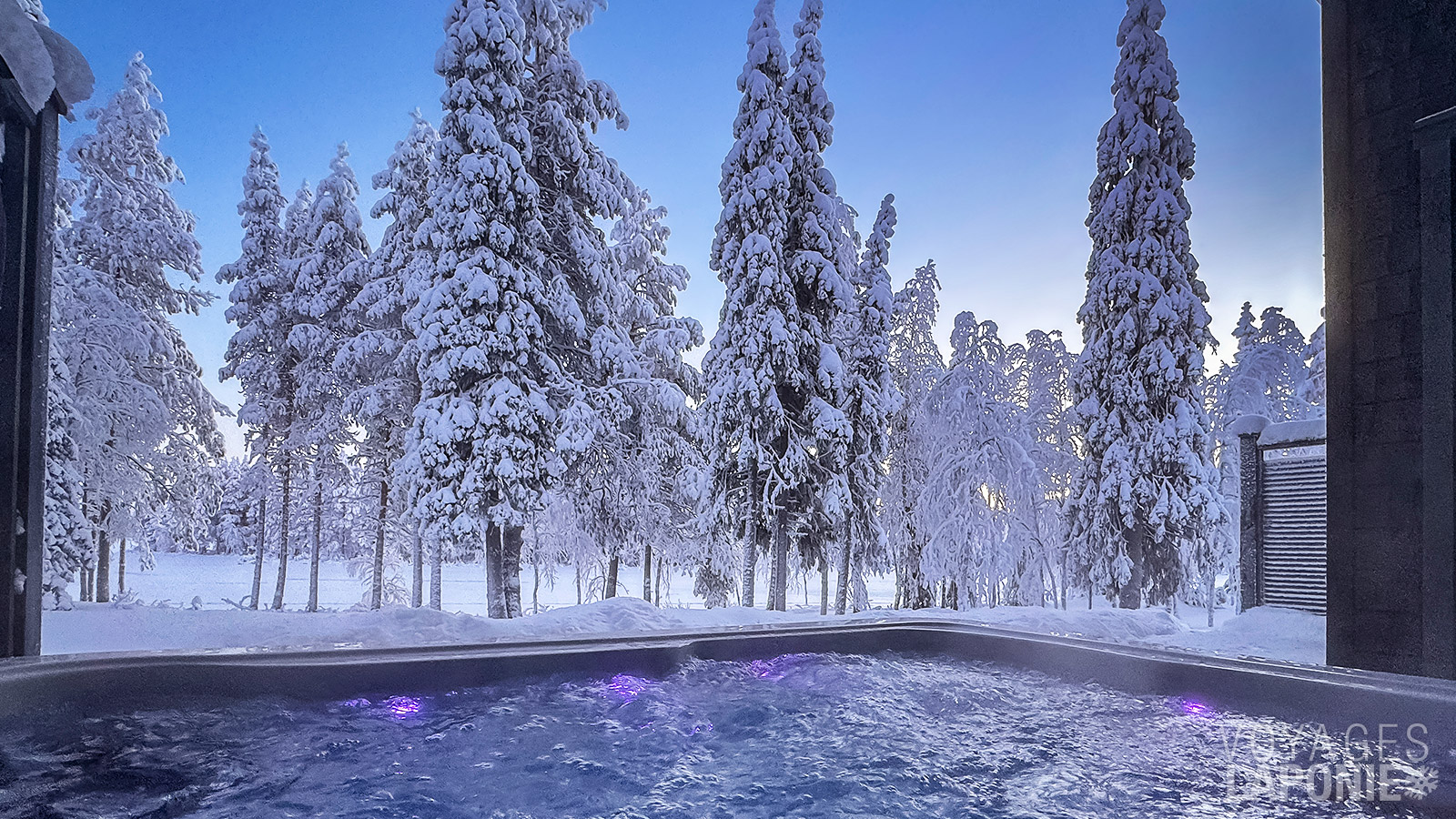 Chaque Lumo Lakeside Lodge est doté d’un bain à remous extérieur sur la terrasse