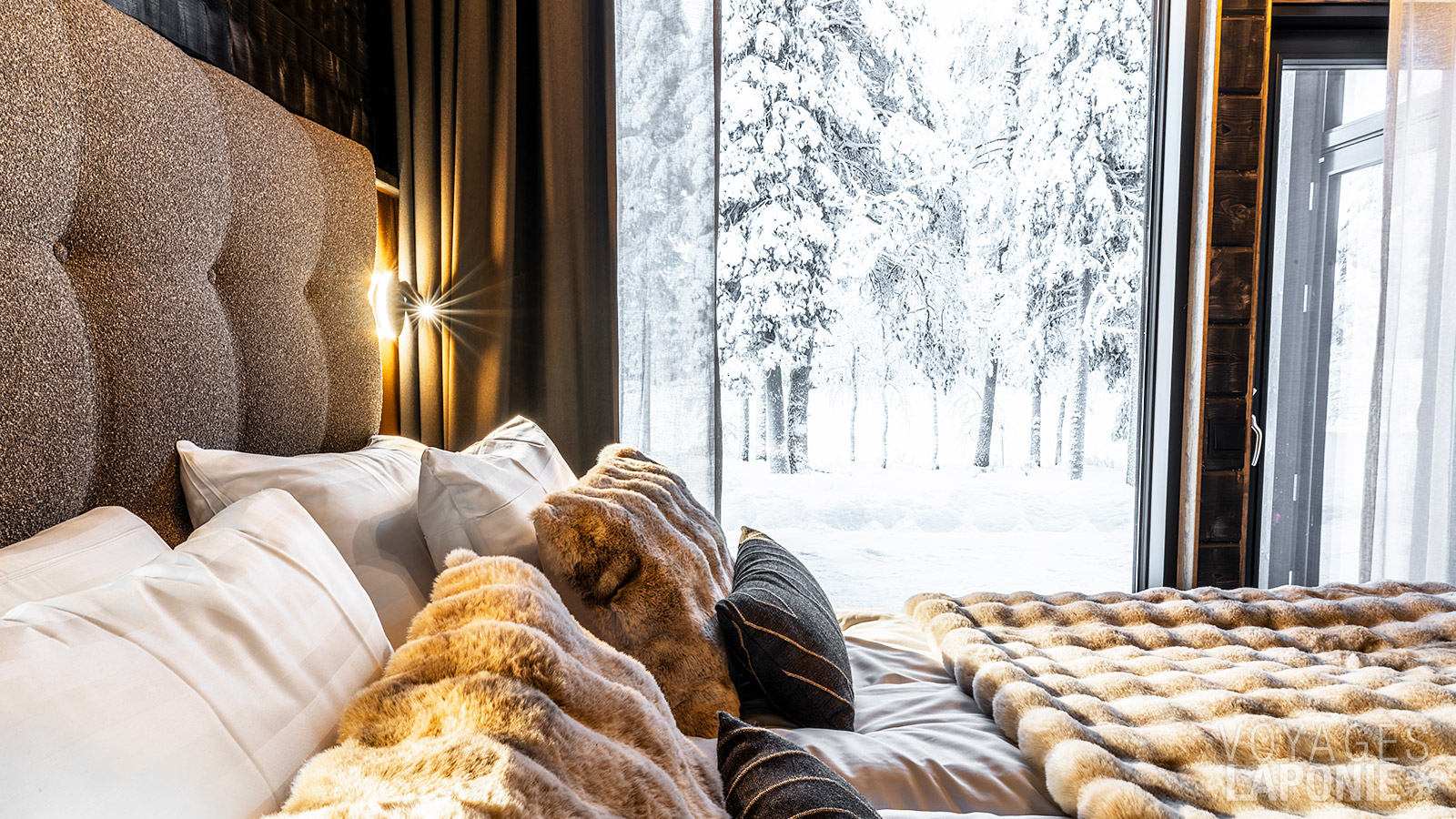 Les chambres à coucher des Lumo Lakeside Lodges sont pourvues de grandes fenêtres