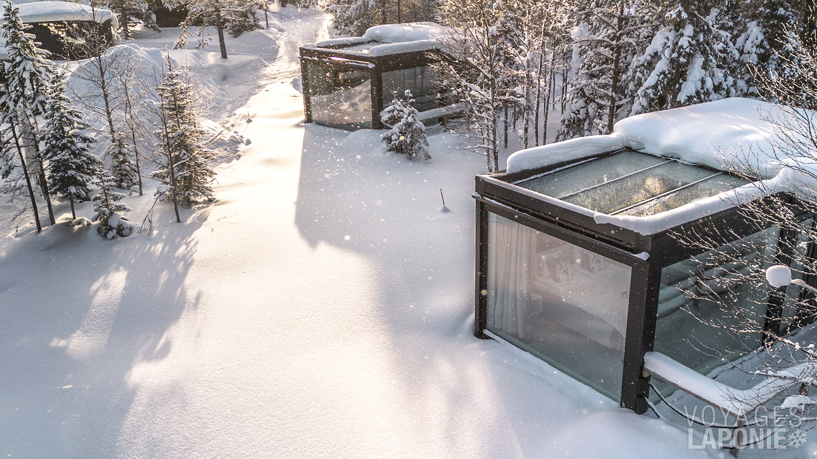 Les villas en verre sont situées sur les rives de la rivière Rukajärvi