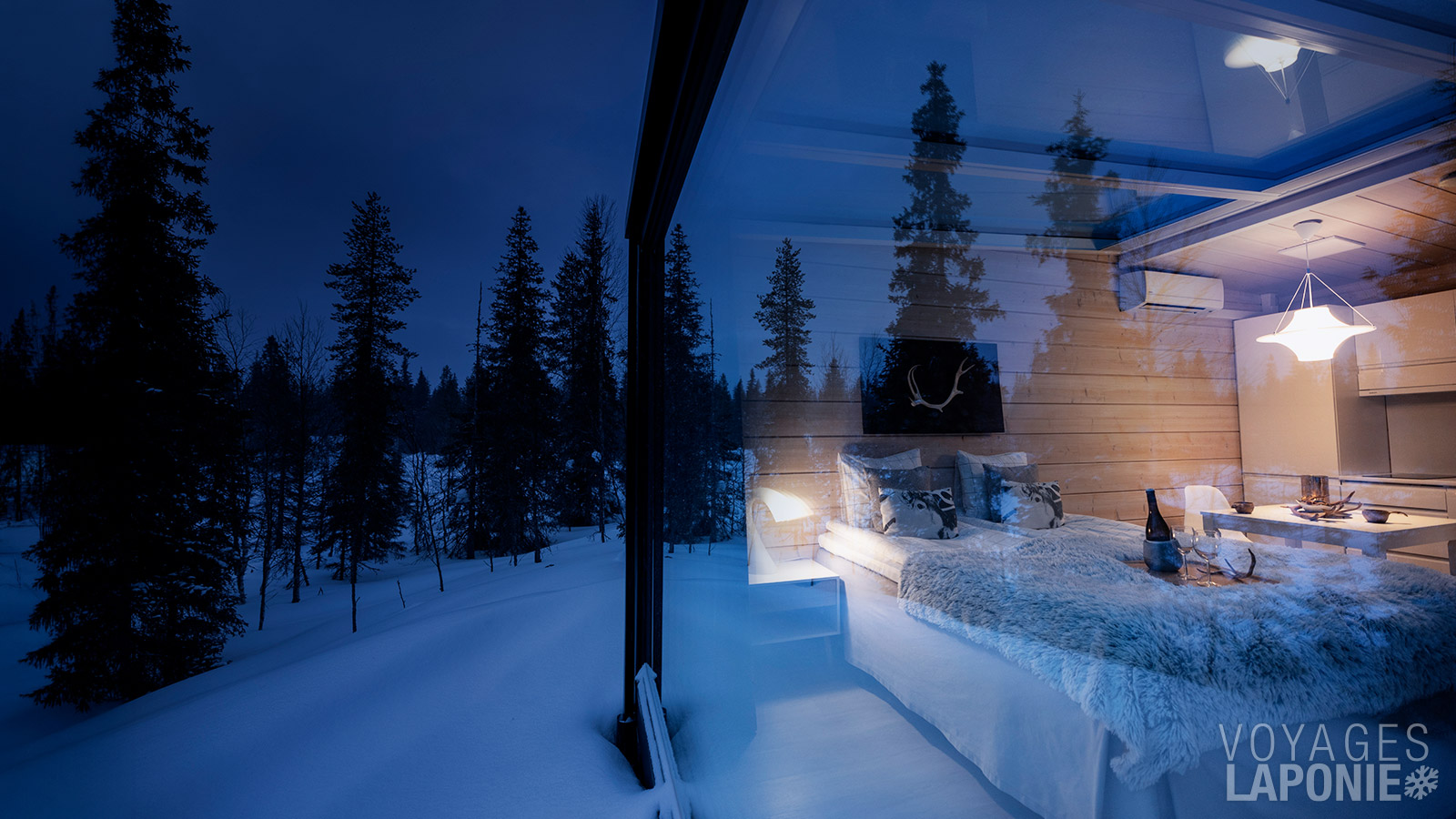 Les grandes baies vitrées et le toit en verre offrent une vue imprenable sur le ciel étoilé depuis votre lit