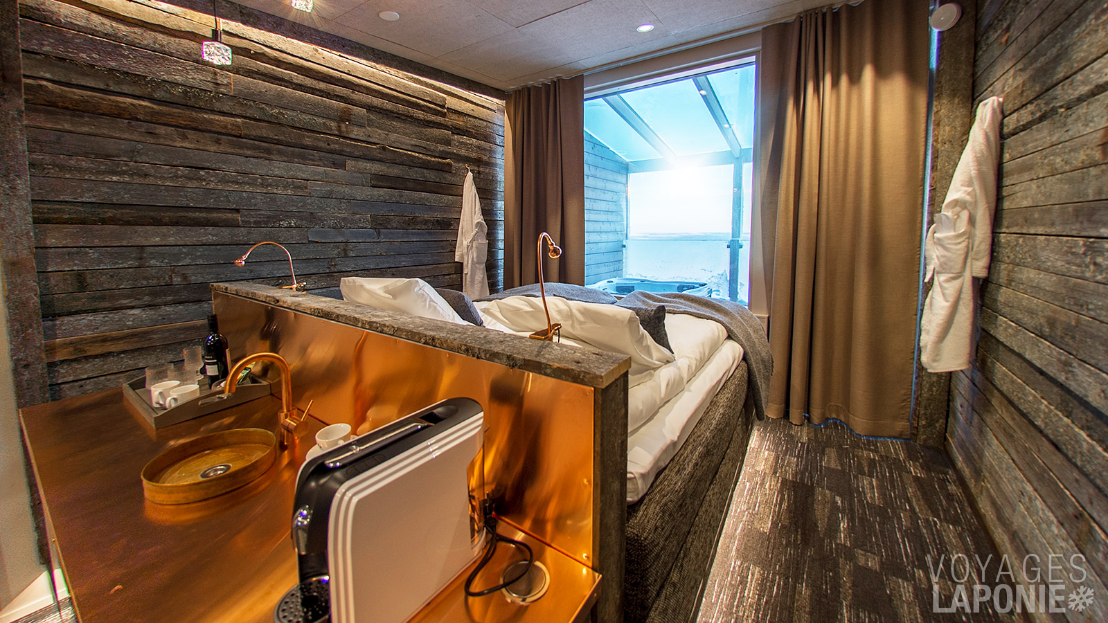 Le toit en verre et le balcon des Aurora View Suites offrent une vue magnifique sur la vallée et le ciel étoilé