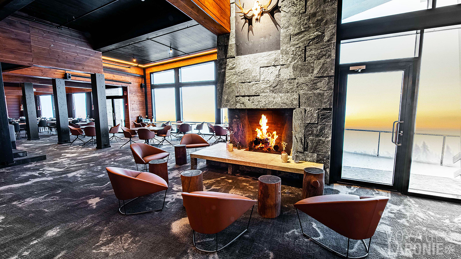 Dans le bâtiment principal, vous trouverez également un salon avec une cheminée chaleureuse et des fenêtres panoramiques