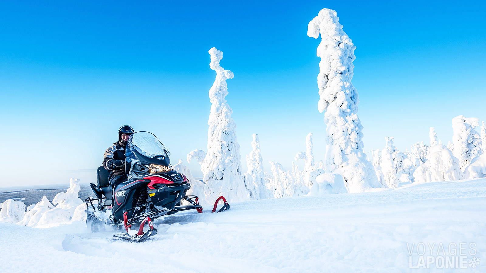 Les motoneiges sont prêtes pour une excursion à couper le souffle à travers les forêts enneigées