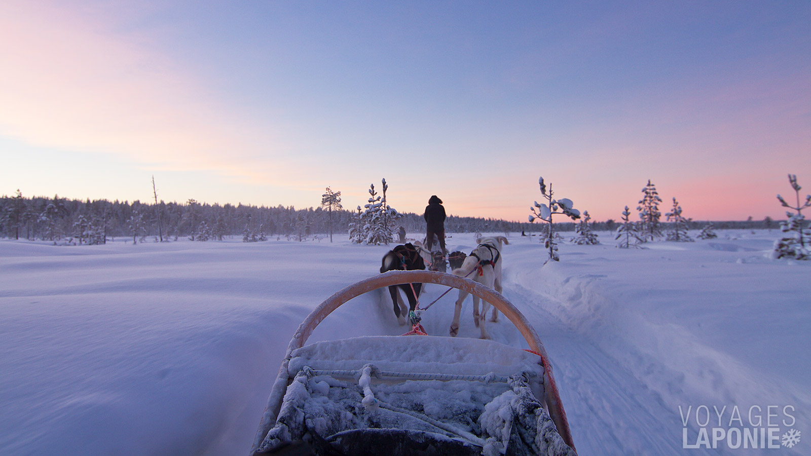 En cours de route, il y a une pause pour prendre des photos et échanger de conducteur