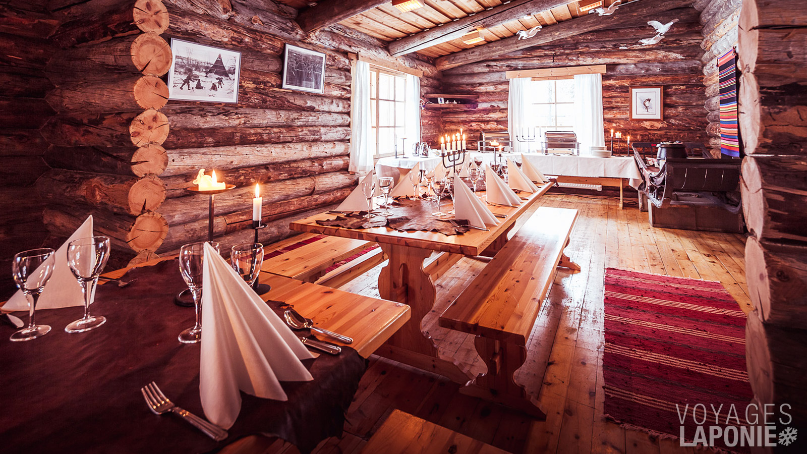 La salle à manger centrale se trouve également dans le chalet principal