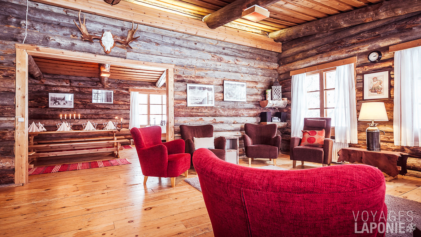 Le chalet principal est le cœur du lieu, avec un coin salon confortable et une cheminée accueillante