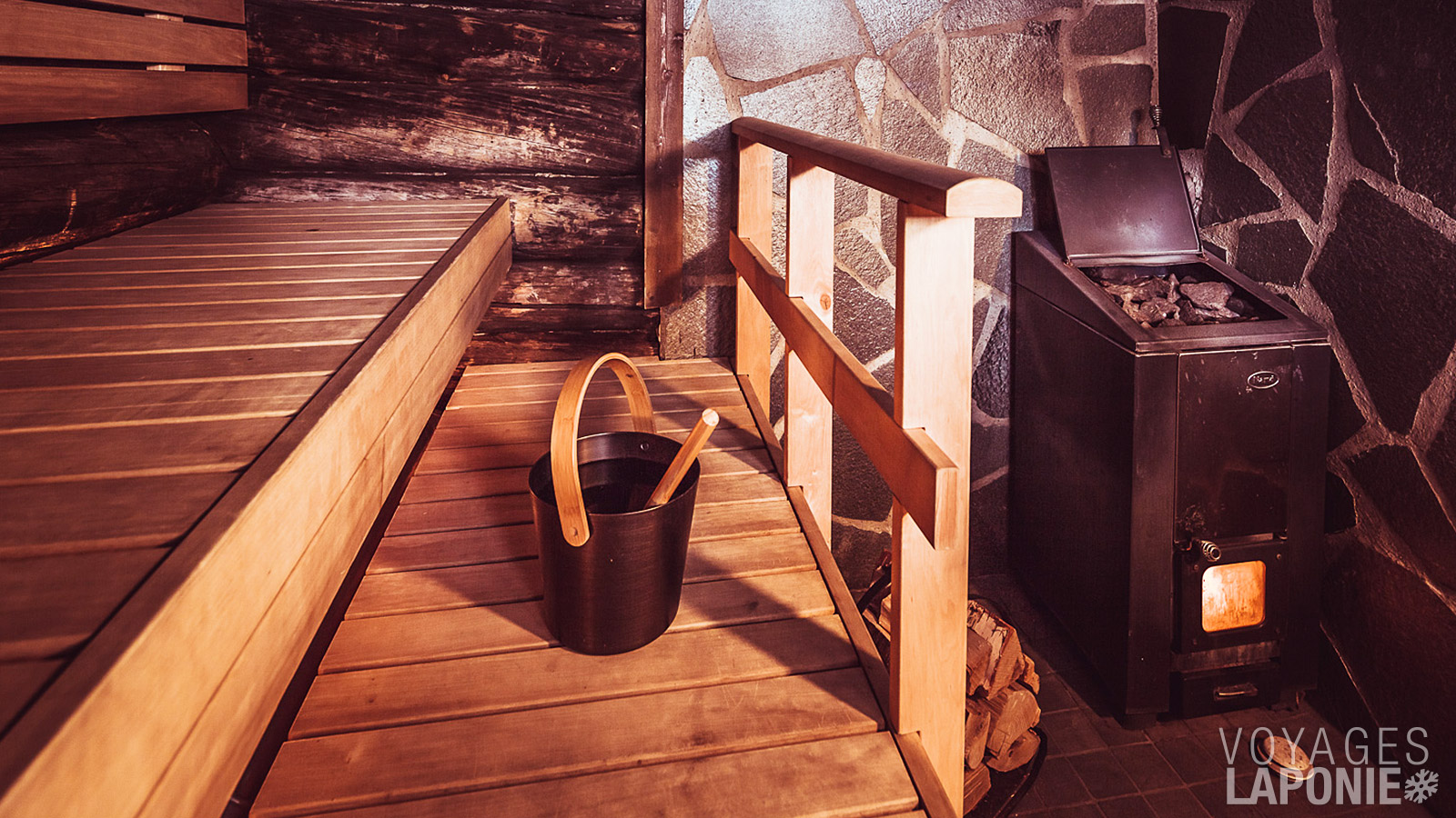 Le lodge en pleine nature dispose également d’un sauna au bois et d’un bain à remous