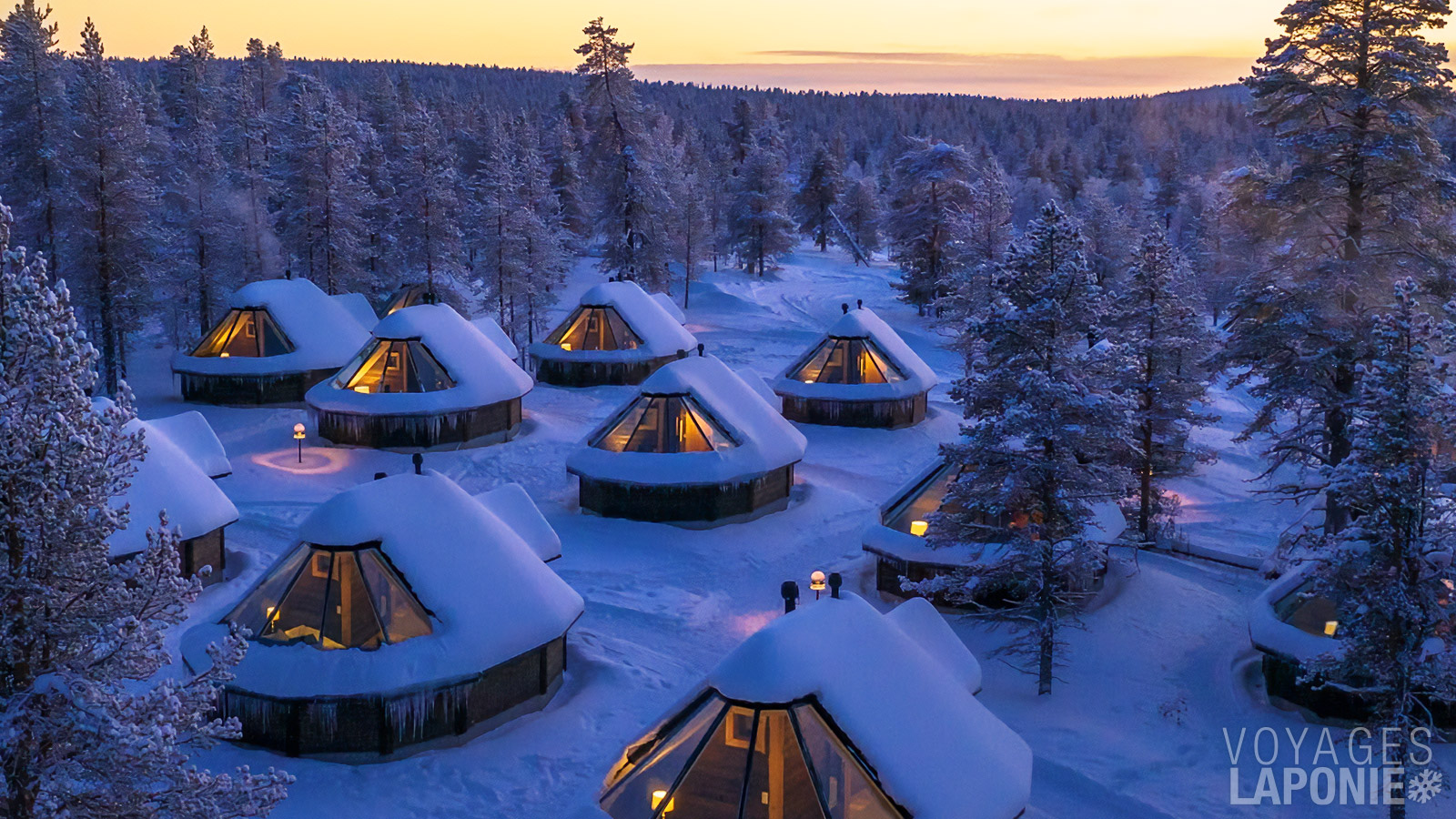 Admirez le ciel étoilé ou laissez-vous émerveiller par le spectacle grandiose des aurores boréales, confortablement installé dans votre lit d’une Aurora Cabin