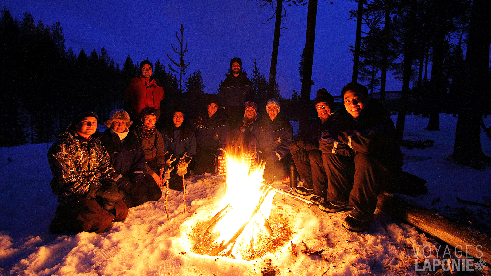 Faites une pause pour vous réchauffer autour du feu de camp convivial