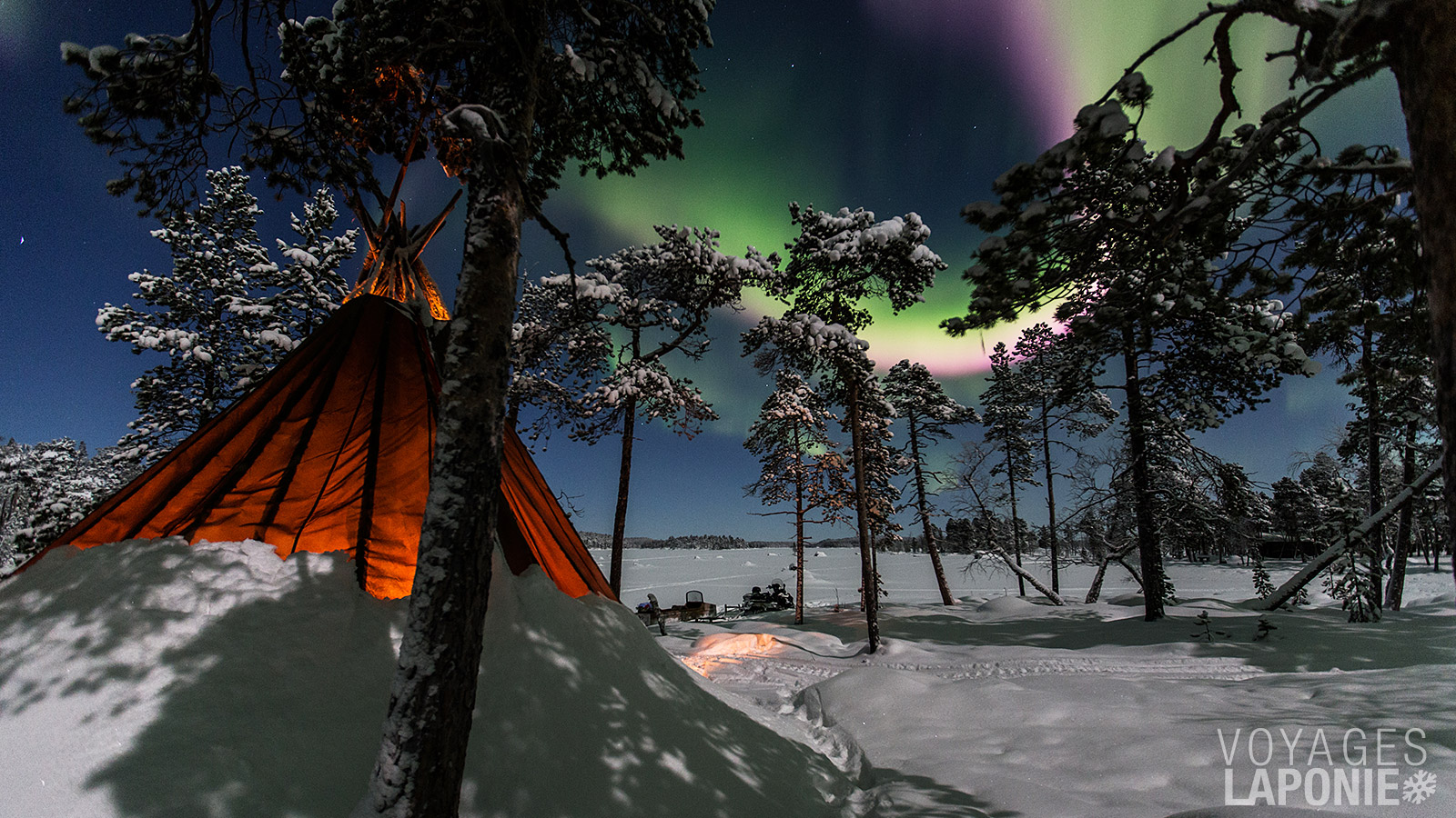 Partez en safari nocturne en motoneige à la recherche des aurores boréales