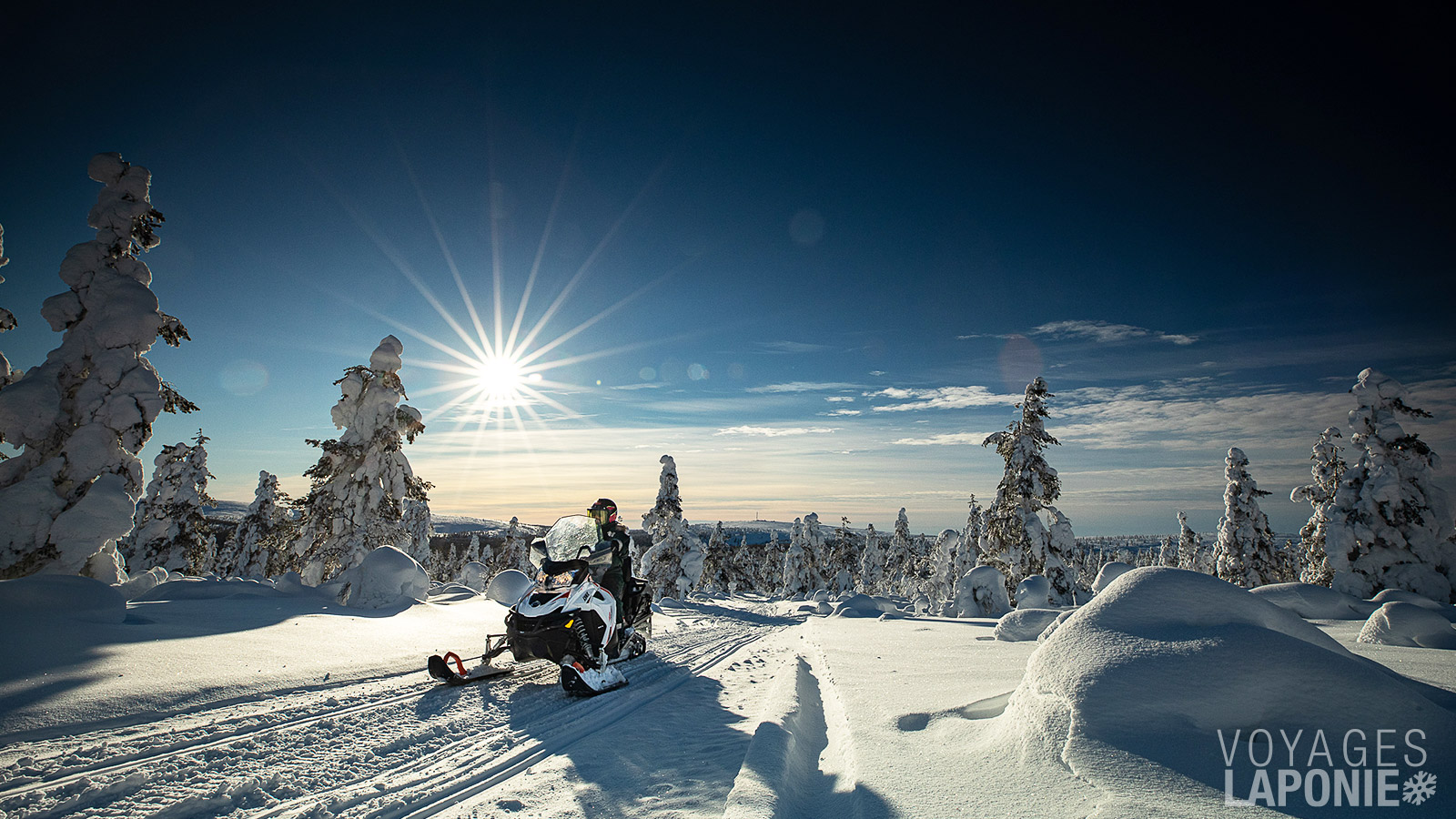 Laissez-vous porter par l’adrénaline d’une excursion en motoneige dans la nature hivernale de Laponie