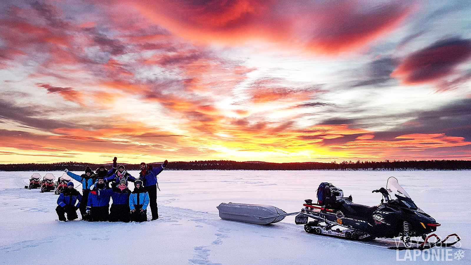 Après une brève initiation à la motoneige, vous vous élancez à travers les paysages enneigés