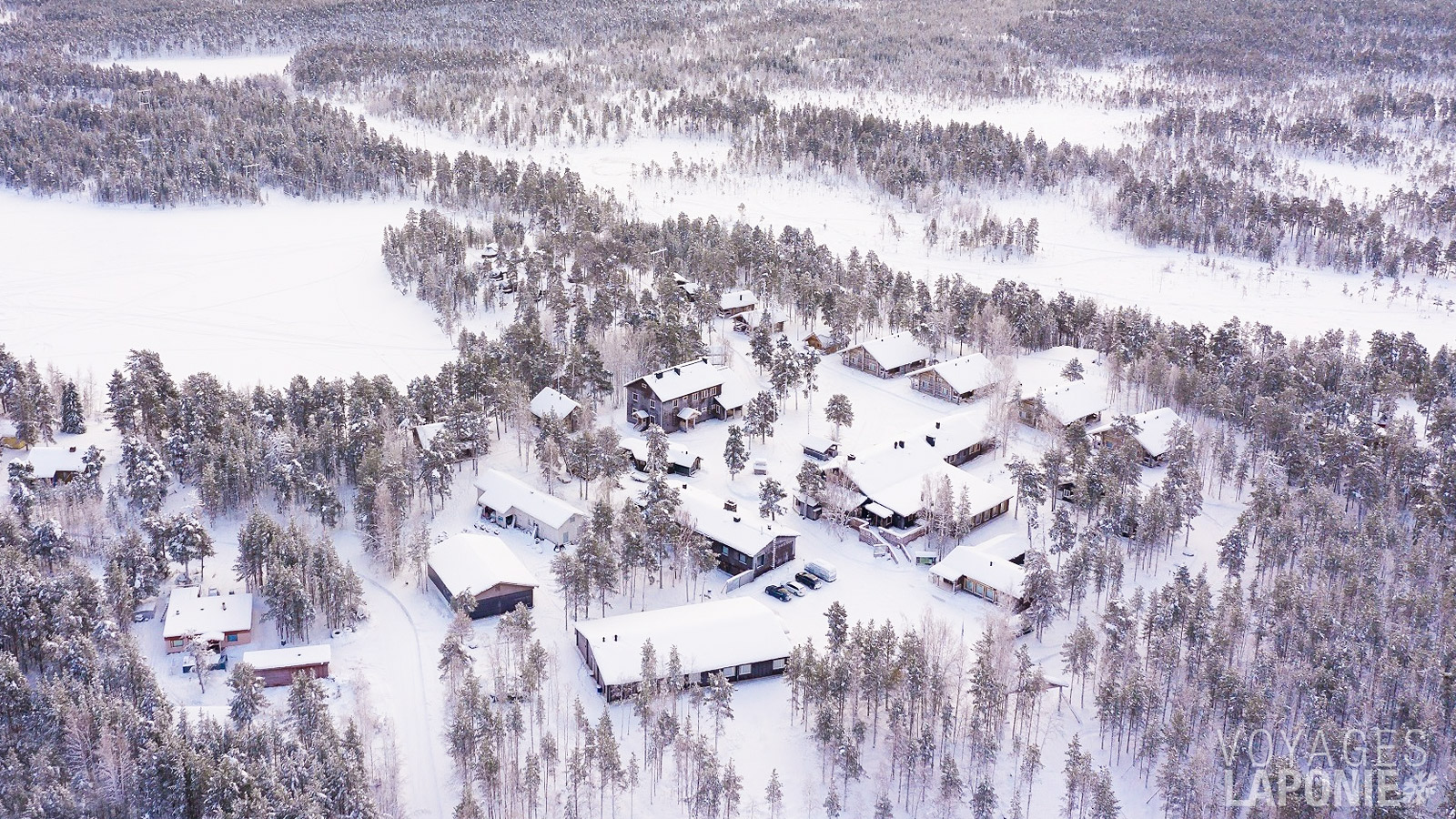 Le Nellim Wilderness Hotel est situé au bord du lac Inari, à proximité de la frontière russe