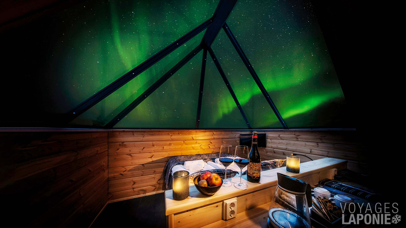 Dans une Aurora Glass Cabin, vous pouvez observer le ciel étoilé nocturne directement depuis votre lit