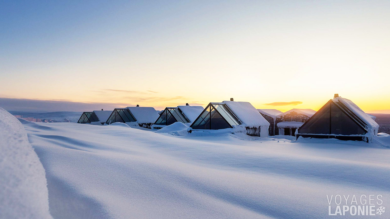 Vous pouvez observer les aurores boréales directement depuis votre lit dans une Aurora Glass Cabin