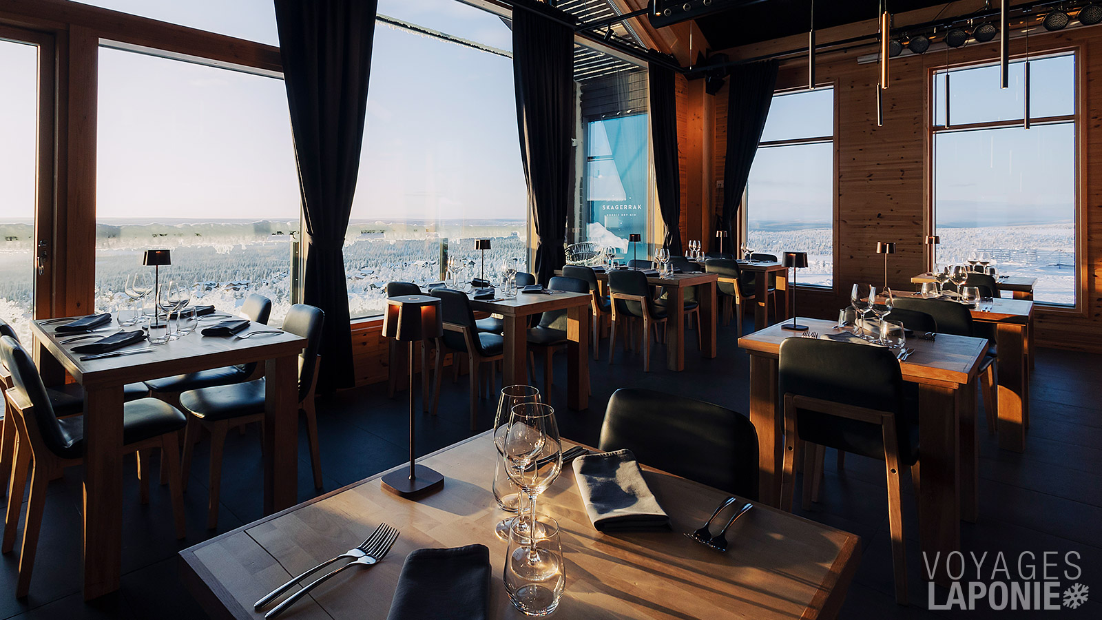 Le restaurant de l’hôtel offre une vue magnifique sur Saariselkä tout en dégustant un délicieux repas