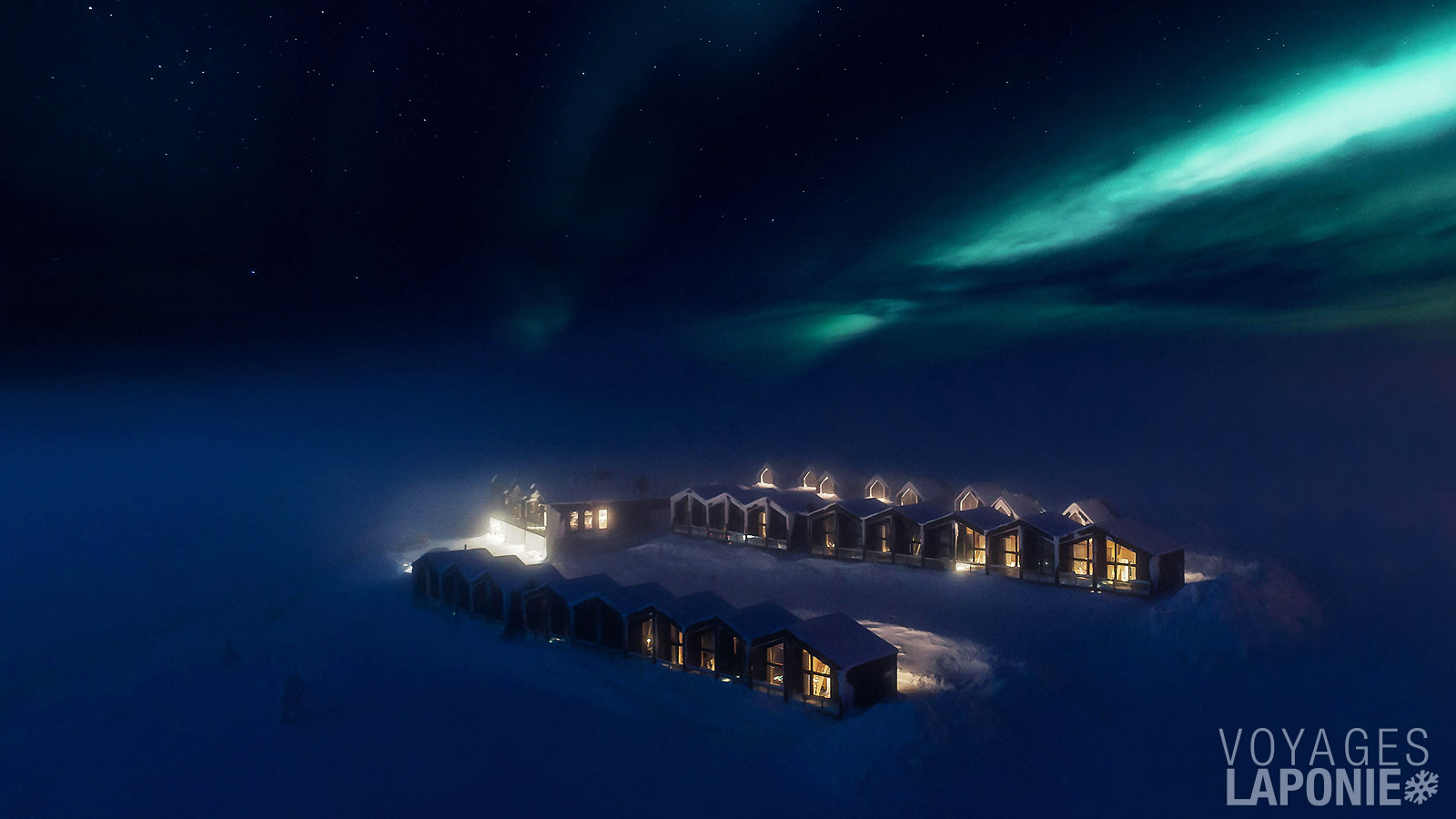 L’emplacement au sommet de la colline est l’un des meilleurs endroits pour observer les aurores boréales dans le ciel nocturne