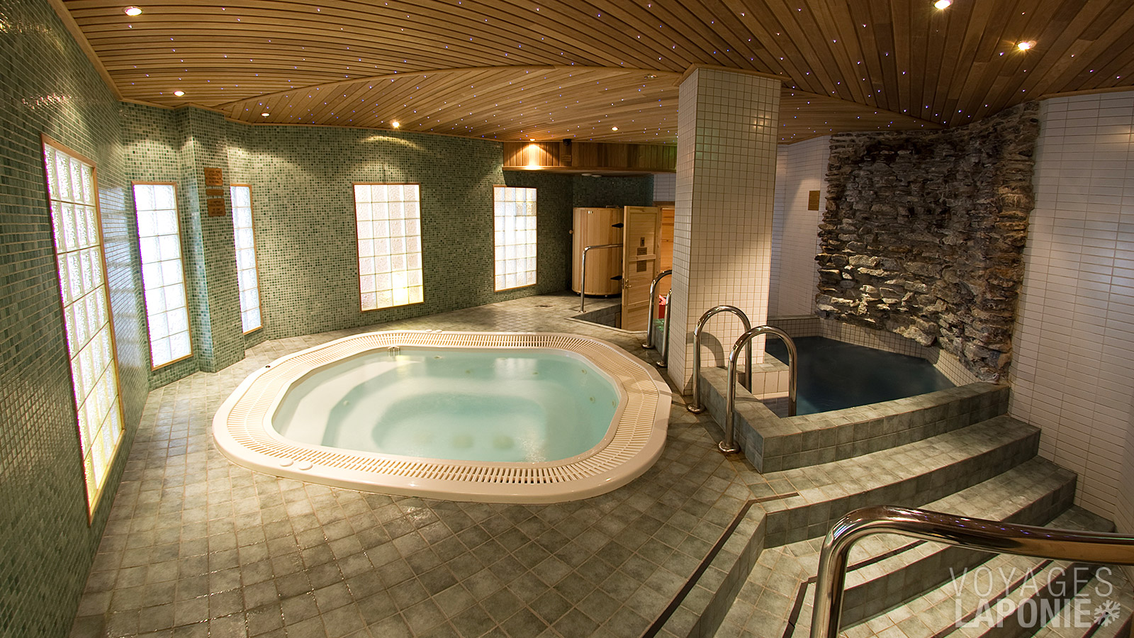 Dans le bâtiment principal de l’hôtel Hullu Poro, vous trouverez un spa avec des saunas, des douches, un jacuzzi...
