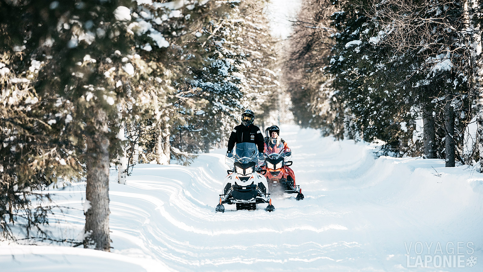 Aucune expérience préalable n’est nécessaire, un safari en motoneige se fait toujours sous la supervision d’un guide expérimenté