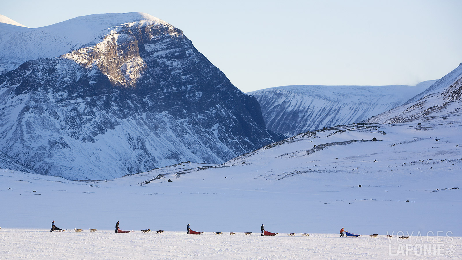 Cette aventure en traîneau à chiens a lieu dans la région de Kiruna, le long des sentiers de la vallée de la rivière Torne