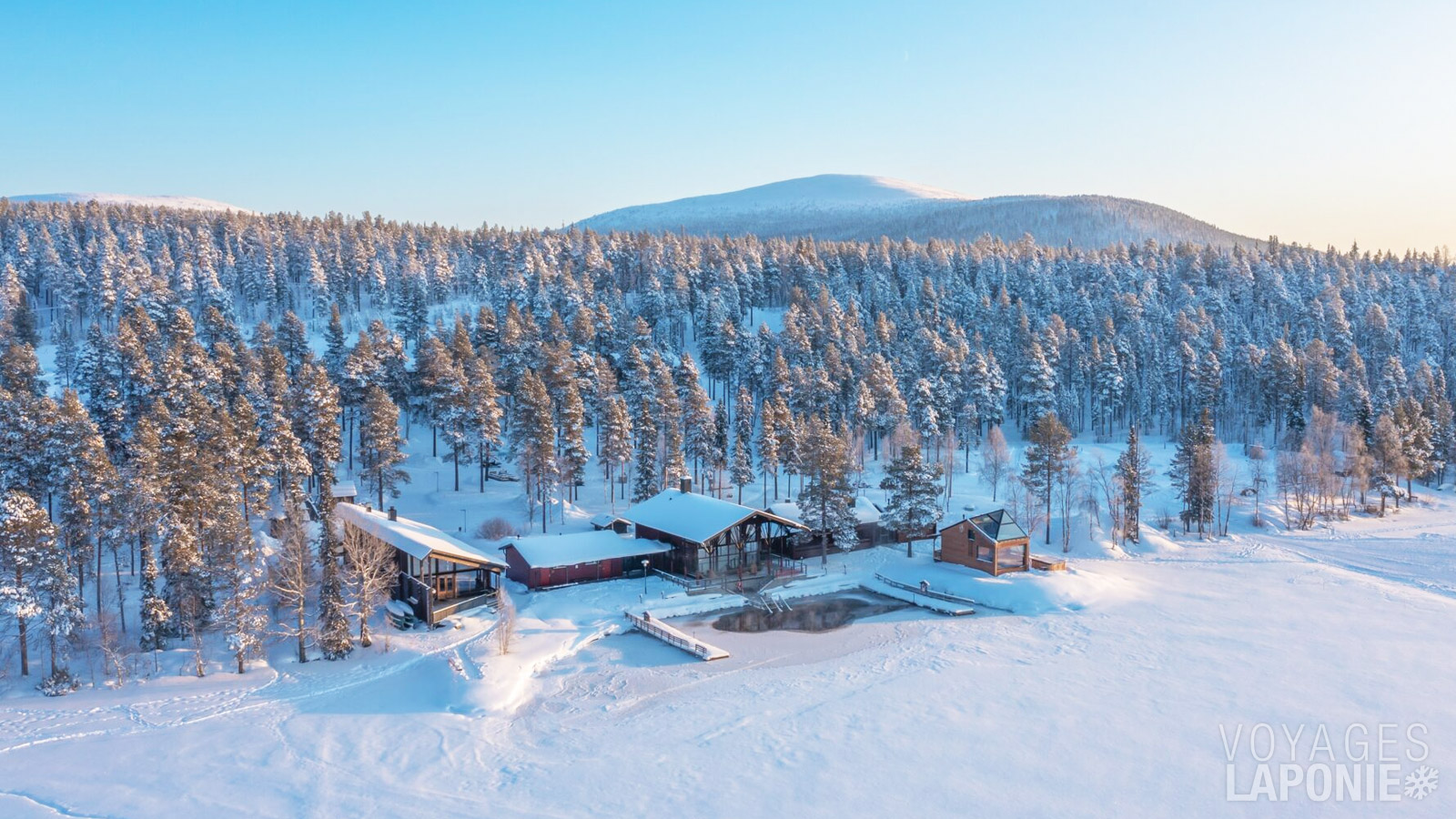 Vous séjournez 3 nuits au Harriniva Adventure Resort et, pendant la randonnée en husky, vous passez 4 nuits dans des cabanes simples en pleine nature
