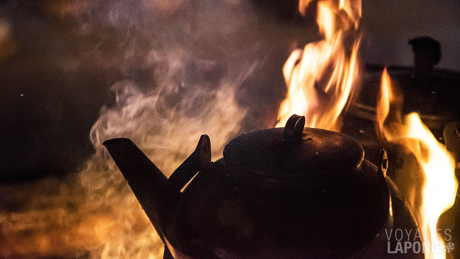 Chaque matin et soir, vos repas sont servis dans les cabanes, le déjeuner est cuisiné et savouré autour d’un feu de camp en pleine nature