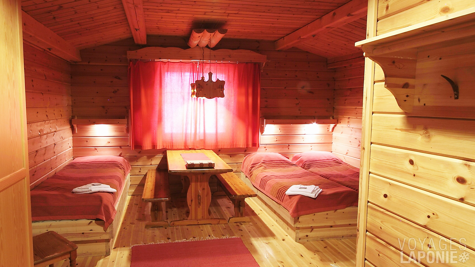 Le resort compte 64 chambres de style scandinave, chacune avec salle de bain et toilettes privées