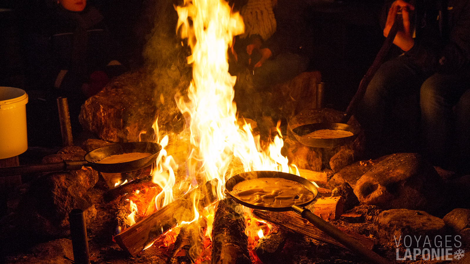 Lors de la visite d’une ferme d’élevage de rennes, un lunch sauvage est préparé autour du feu de camp