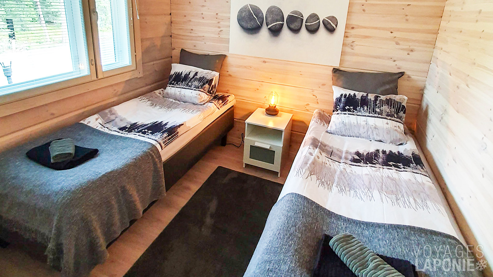 À l’étage d’un chalet Iisakin Portti se trouve une mezzanine équipée de deux lits simples