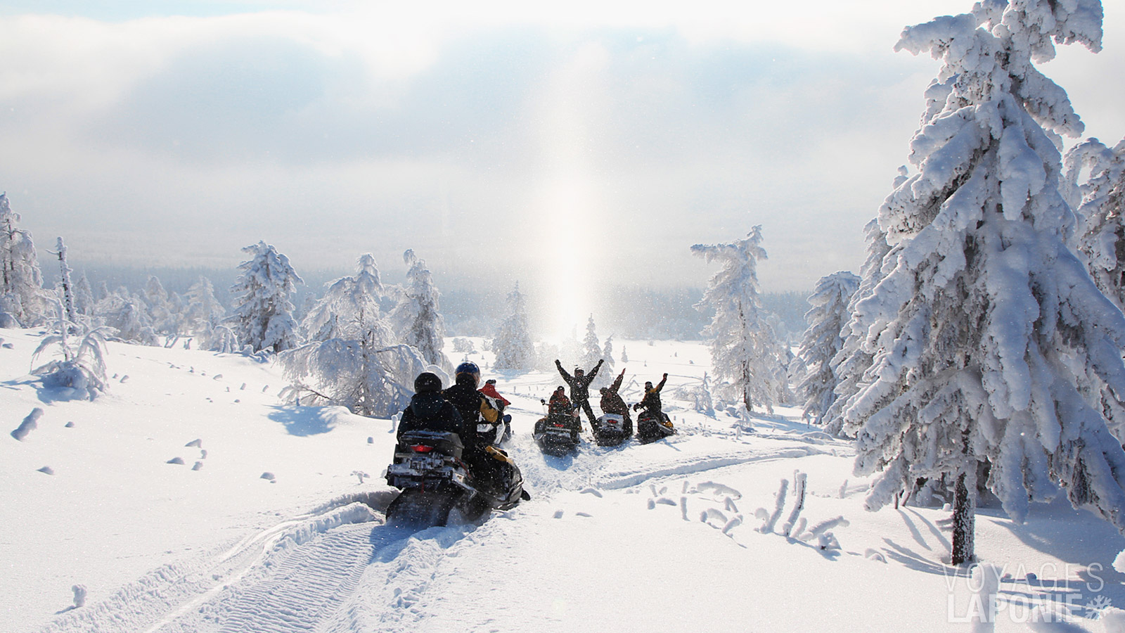 Ressentez l’adrénaline monter lors d’un safari en motoneige à travers forêts et collines enneigées