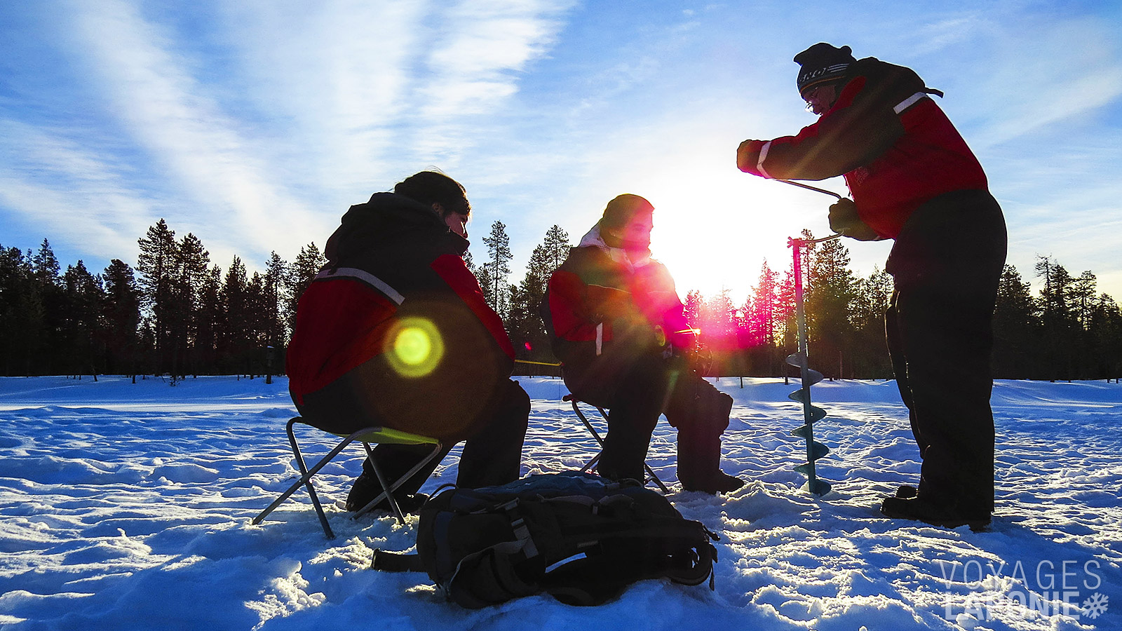 Une partie de pêche sur glace sur un lac gelé, presque considérée comme le sport national en Finlande