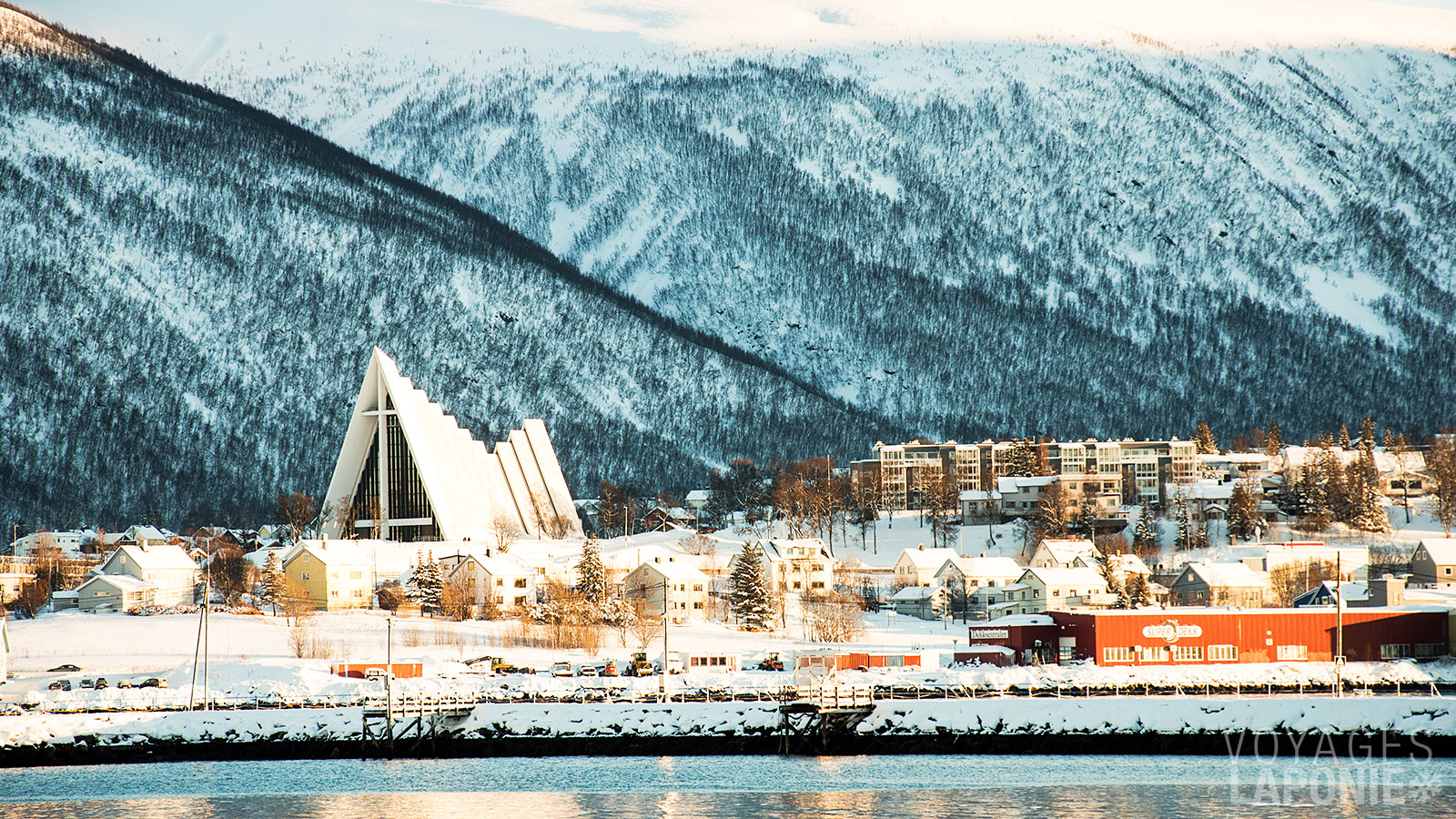 Tromsø est surtout connue pour sa Cathédrale arctique, également appelée la Cathédrale de la mer de glace.