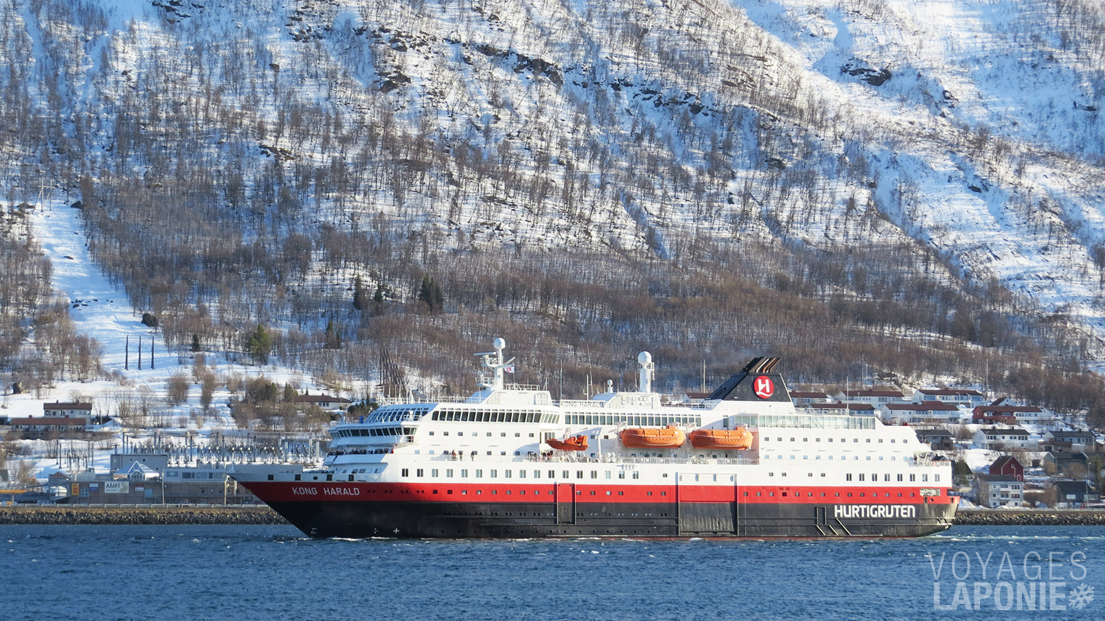À bord de l’un des navires de la compagnie Hurtigruten, vous voyagez jusqu’à Tromsø